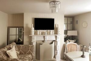 Televízia a/alebo spoločenská miestnosť v ubytovaní Entire Edwardian Style Luxury Home