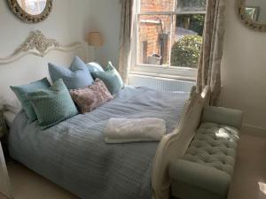 Un pat sau paturi într-o cameră la Entire Edwardian Style Luxury Home