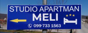 un letrero azul que dice Buffalo Apartamento Meld en Studio apartment Meli, en Ogulin