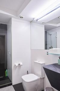 Un baño blanco con inodoro y lavabo. en LOFT PRINCIPE PIO, en Madrid 13 fotos más