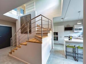 Una escalera en una casa con cocina en Turmalin Cottage Unit 2, en Swakopmund