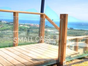 balcone con vista sull'oceano di Precioso apartamento con piscina a San Luis de Sabinillas