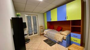 FrattaminoreにあるAppartamento Casa Crispino Mansarda n3 per 3 personeのベッドルーム(ベッド1台、カラフルなキャビネット付)