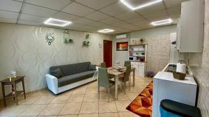 FrattaminoreにあるAppartamento Casa Crispino Mansarda n3 per 3 personeのソファとテーブルのあるリビングルーム