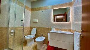 FrattaminoreにあるAppartamento Casa Crispino Mansarda n3 per 3 personeのトイレ、洗面台、鏡のあるバスルーム +6枚の写真