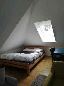 um quarto com uma cama no canto de um quarto em Apartman Centar Uroš em Zlatibor