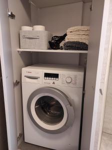 eine Waschküche mit einer Waschmaschine im Schrank in der Unterkunft Blue Sky - apartament z pięknym widokiem na górę Telegraf in Kielce