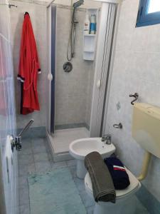 een badkamer met een douche, een toilet en een wastafel bij Casa Vacanza Luca in Vulcano
