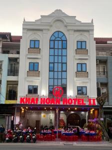 un hotel con un cartel que dice hotel khat ni moon en Khải Hoàn Hotel 2, en Bến Cát