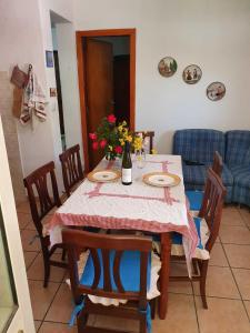 een eetkamer met een tafel met bloemen erop bij Casa Vacanza Luca in Vulcano