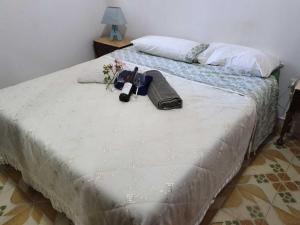 een bed met bloemen en een tas erop bij Casa Vacanza Luca in Vulcano