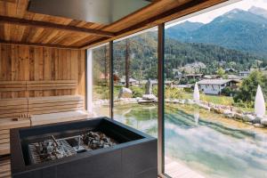 kominek w pokoju z dużym oknem w obiekcie Alpin Resort Sacher w mieście Seefeld in Tirol