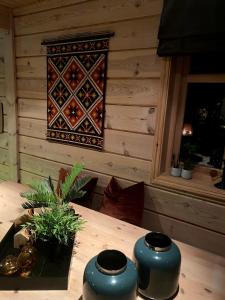 Håra的住宿－Hytto，一张木桌,上面有两只蓝色花瓶