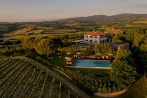 Bazén v ubytování Roccafiore Wine Resort & Spa nebo v jeho okolí