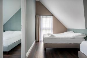 sypialnia z 2 łóżkami i oknem w obiekcie W Starym Porcie Krynica Morska w mieście Krynica Morska