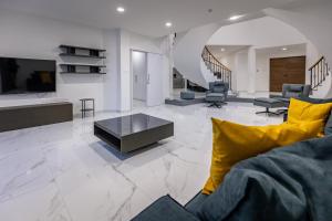 Ruang duduk di Mediterranean Dream Beachfront Villa