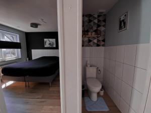 Bilik mandi di Loods 123 bed & kitchen