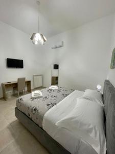 um quarto com uma cama grande e uma secretária em B&B La Piazzetta em Fragagnano