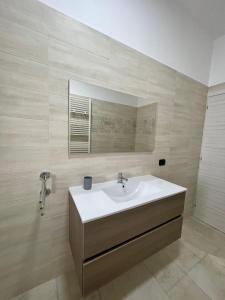 łazienka z umywalką i lustrem w obiekcie B&B La Piazzetta w mieście Fragagnano +22 zdjęcia