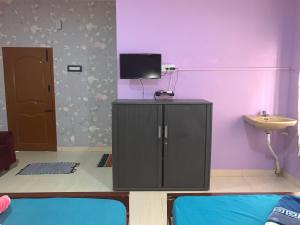 TV a/nebo společenská místnost v ubytování Kodai Pinetree Residency + 30 fotografií