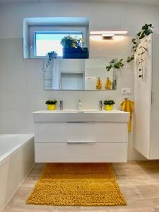 baño con lavabo blanco y ventana en Brunetti Villa Zlín, en Zlín