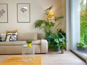 una sala de estar con sofá y muchas plantas en Brunetti Villa Zlín, en Zlín