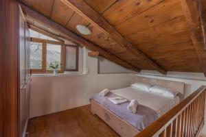 Postel nebo postele na pokoji v ubytování Tranditional Stone House + 33 fotografií