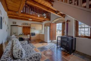 Ruang duduk di Tranditional Stone House