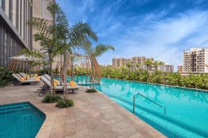 Bazén v ubytování Radisson Blu Hotel & Spa, Nashik nebo v jeho okolí