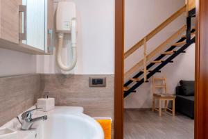 bagno con lavandino e scala di Casa Vacanza Francesca a Menfi