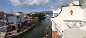 Fotografia z galérie ubytovania Gloria Crespo Port Banyuls vista al canal v destinácii Empuriabrava