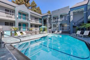 a swimming pool in front of a building at Quality Inn Near Hollywood Walk of Fame in Los Angeles