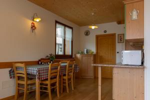 Kuchyňa alebo kuchynka v ubytovaní Agritur Maso Rauter