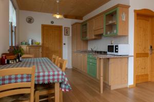 Kuchyňa alebo kuchynka v ubytovaní Agritur Maso Rauter