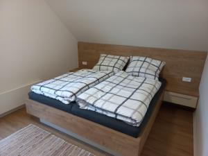 - un lit avec 2 oreillers dans l'établissement Apartmán AČKO Polanský Dvůr - Velké Karlovice, à Velké Karlovice