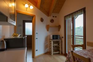Kuchyňa alebo kuchynka v ubytovaní Agritur Maso Rauter