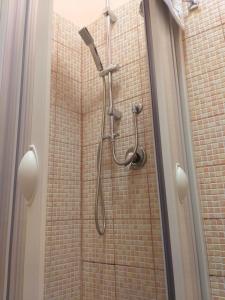 une douche avec pommeau de douche dans une salle de bain dans l'établissement O SOLE MIO, à Agrigente