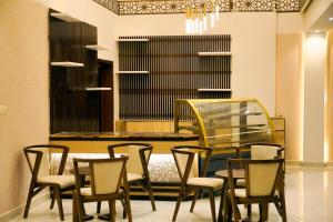 a dining room with a table and chairs in a room at فضة تالا للشقق المخدومة 2 in Buraydah