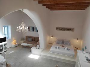 A bed or beds in a room at Traditional Luxury House