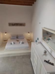 A bed or beds in a room at Traditional Luxury House