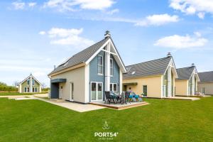 比苏姆Lagunen Lodge的草坪上屋顶的房屋