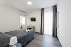 a bedroom with a bed with two towels on it at Boutique Hotel Nuovo Cason in Cavallino-Treporti