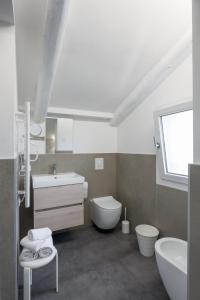 a bathroom with a sink toilet and a window at Boutique Hotel Nuovo Cason in Cavallino-Treporti