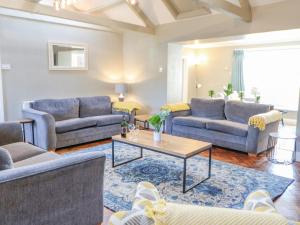 Sala de estar con sofás y mesa de centro en Burns Cottage en Barnard Castle