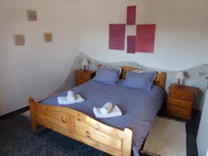 a bedroom with a bed with two towels on it at Casa do Gerd in Aljezur