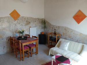 a living room with a table and a couch at Casa do Gerd in Aljezur