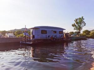 une remorque sur un bateau dans l'eau dans l'établissement Hausboot Mosel, à Pölich