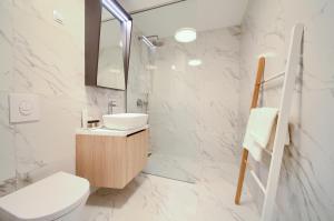 Kúpeľňa v ubytovaní Apartment DIAMAR with seaview + 37 fotografií