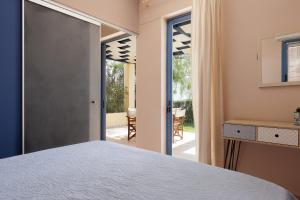 Posteľ alebo postele v izbe v ubytovaní Akti Barbati Houses by Konnect