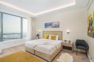 Postel nebo postele na pokoji v ubytování Sleek 1BR at The Palm Tower Palm Jumeirah by Deluxe Holiday Homes
